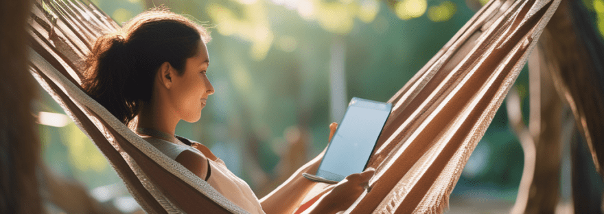 femme qui travaille dans un hamac