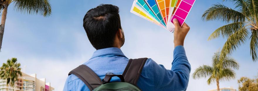 homme tenant un nuancier